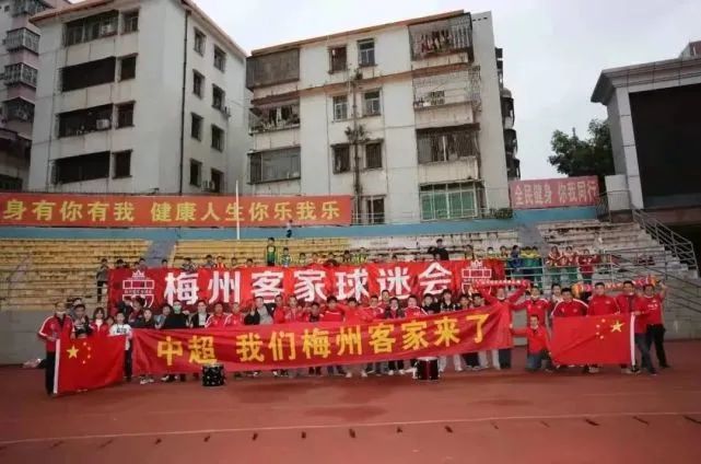 【比赛关键事件】第45分钟，努内斯和B席相互配合后横传，浦和红钻后卫赫伊布罗腾左脚解围踢向自家球门近角，乌龙球！